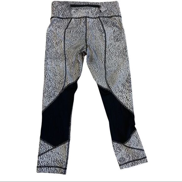 Lululemon Pace Rival Crop (19")
Line Up White Black / Black Sz 4 - Picture 8 of 11